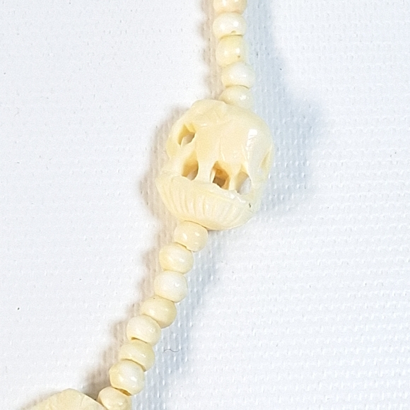 Vintage Faux Ivory Carved Celluloid / Plastic Elephant Pendant Necklace - Picture 6 of 10